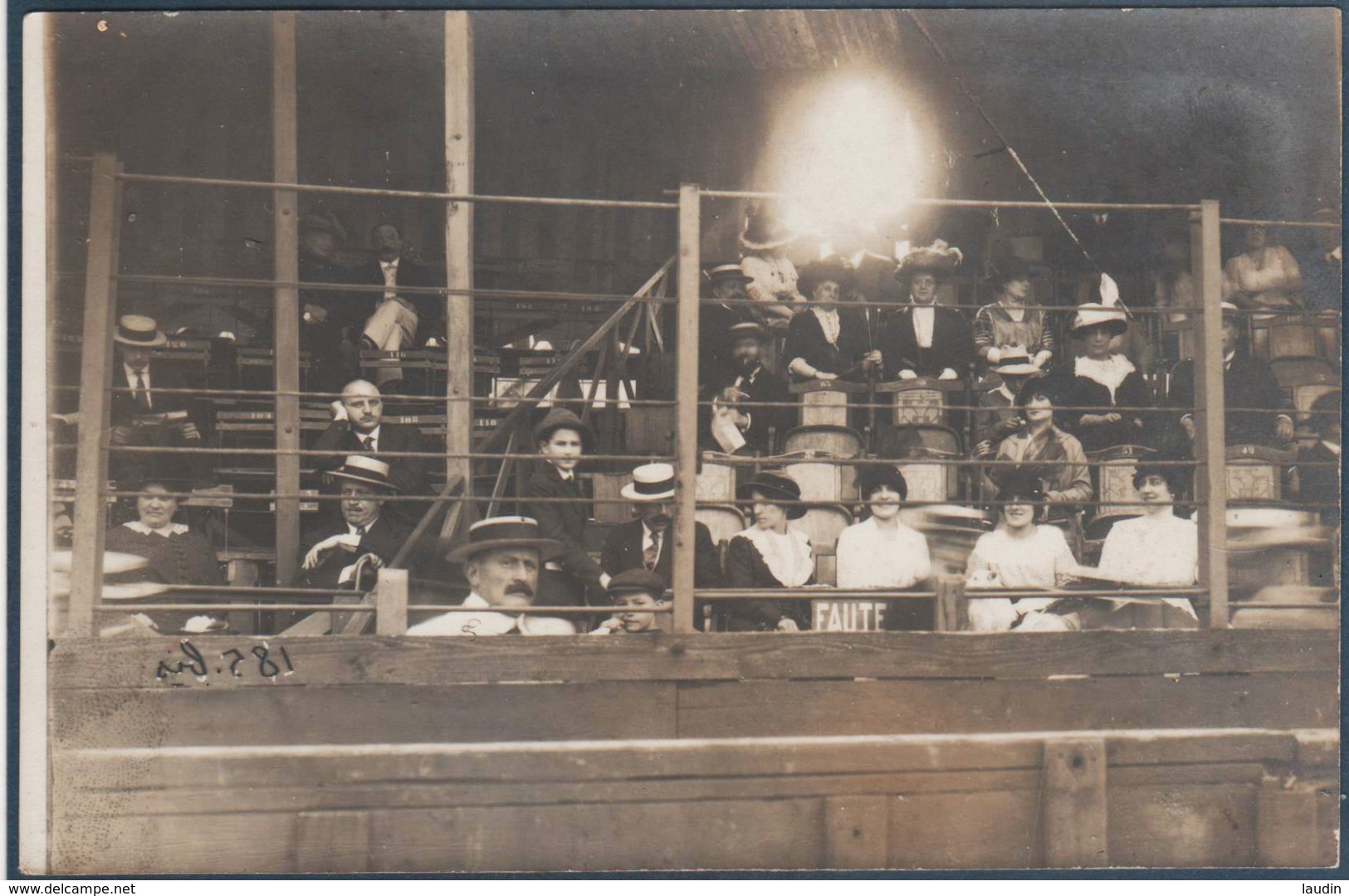 Carte Photo , Vichy , Tribunes Du Champs De Courses Hippiques , Animée - Vichy