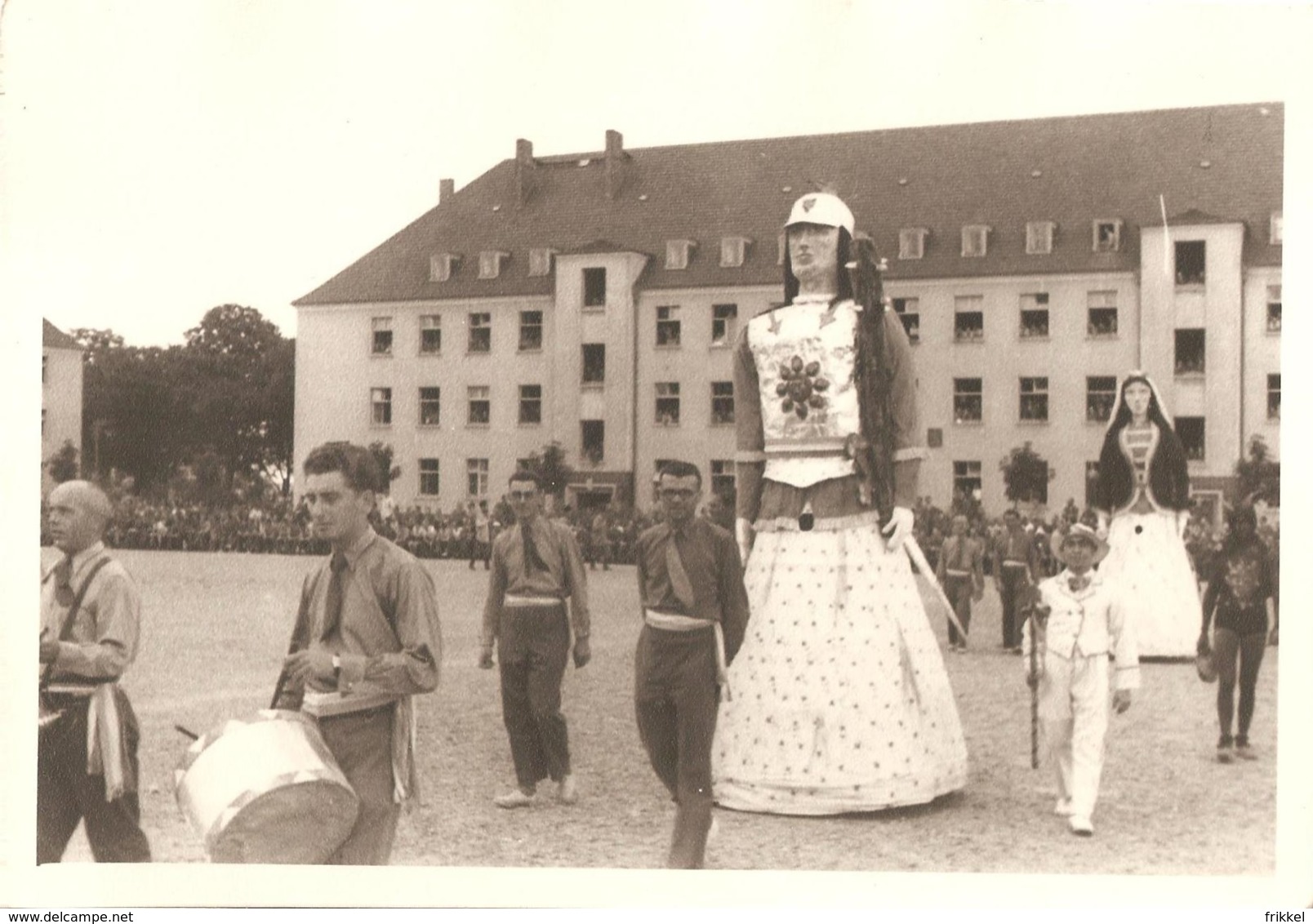 Photo Foto (11 X 16 Cm) 21 OFLAG II Geprüft Camp De Prisonniers Cortège ? Carnaval ? Stoet ? Reus Geant - Weltkrieg 1939-45