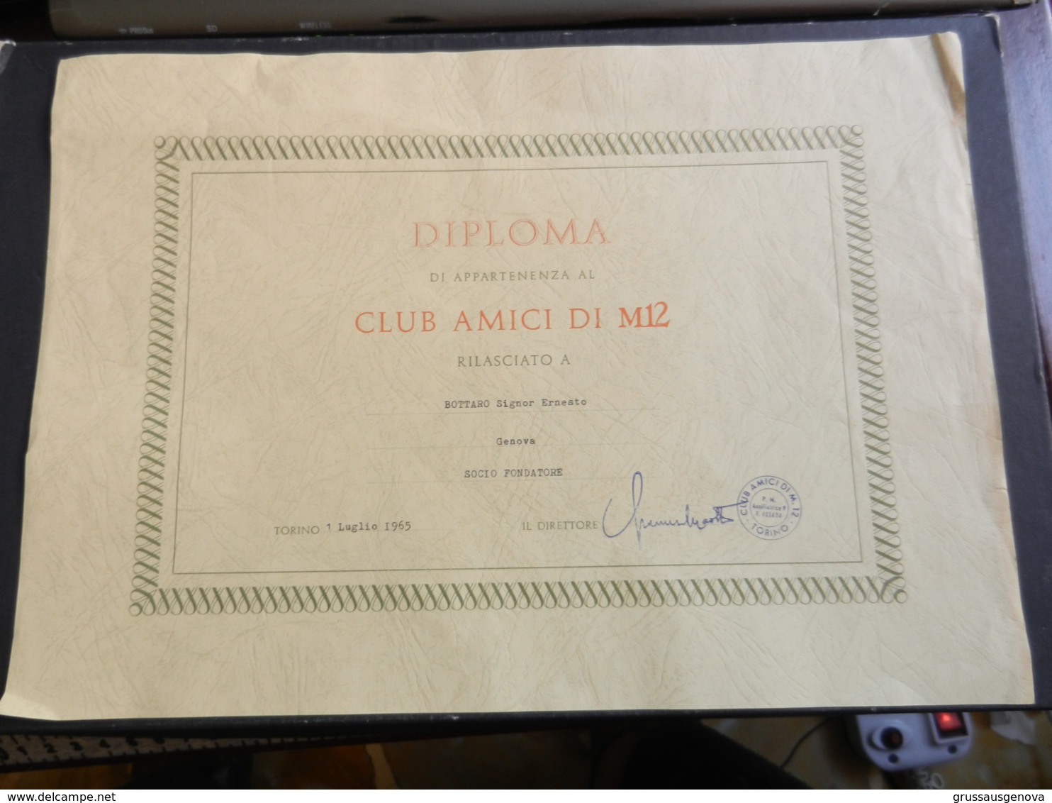 12.5) DIPLOMA DI APPARTENEZA CLUB AMICI DI M12 TORINO 33,5 X 23,5 Cm NON OTTIMO STATO PIEGA CENTRALE - Diplomi E Pagelle