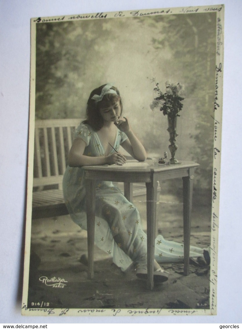 JEUNE FEMME EN  DESHABILLE   ECRIVANT    ......         PHOTO REUTLINGER         TTB - Mujeres