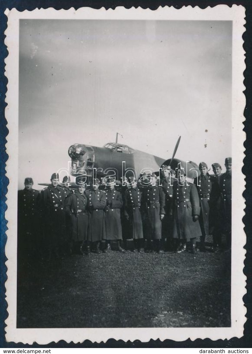 1940 Kolozsvár, Katonák Repülőgéppel, Hátoldalon Feliratozott Fotó, 8,5×6 Cm - Autres & Non Classés