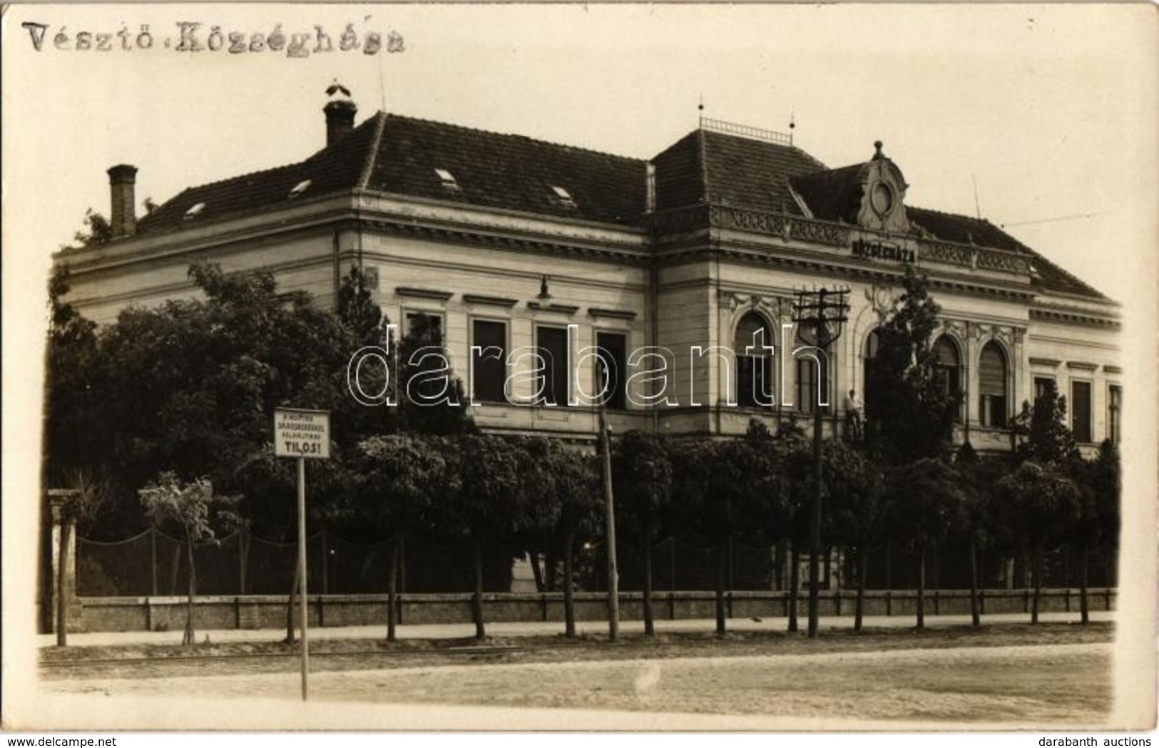 ** T2 Vésztő, Községháza, 'A Műútra Sáros Kerékkel Felhajtani Tilos!' Feliratú Tábla. Photo - Unclassified