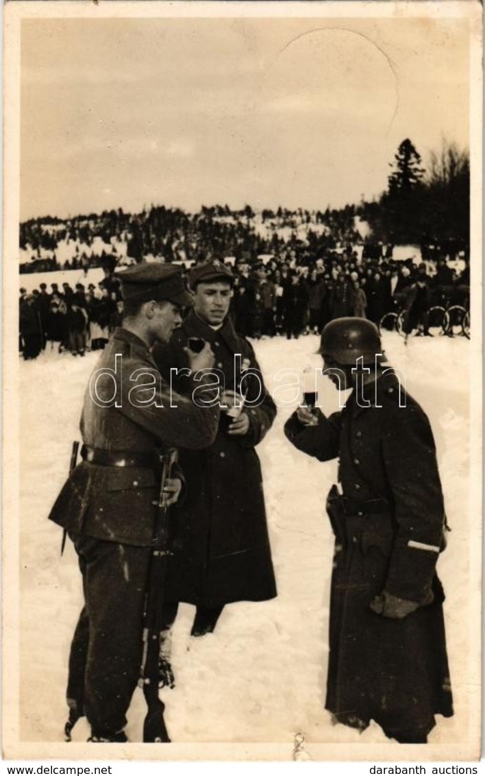 T3 1939 Uzsok, Uzok, Uzhok; Magyar-Lengyel Baráti Találkozás A Visszafoglalt Ezeréves Határon, Borral Koccintó Katonák / - Zonder Classificatie