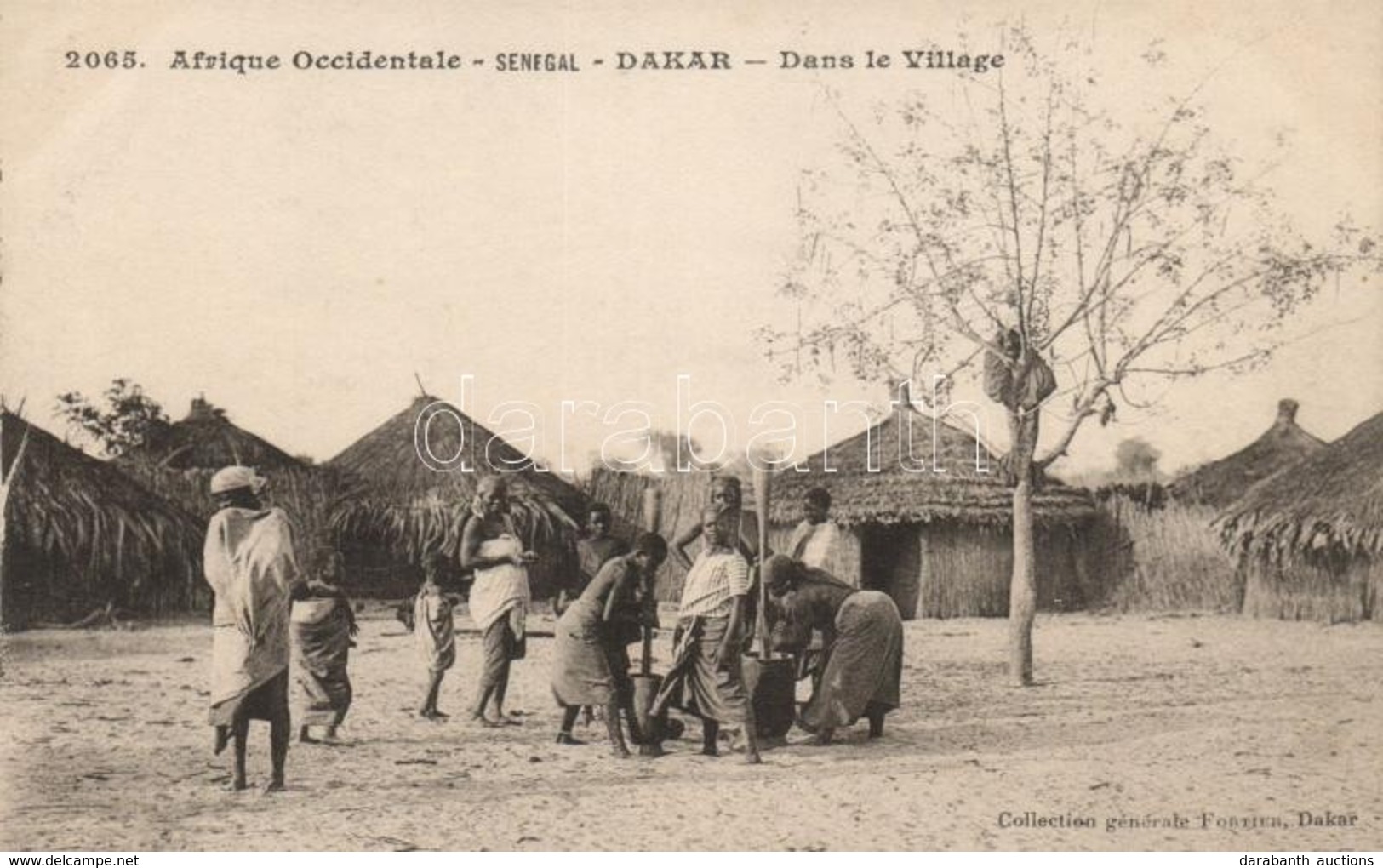 ** T1/T2 Dakar, Dans Le Village / Indigenous Village, Folklore - Zonder Classificatie