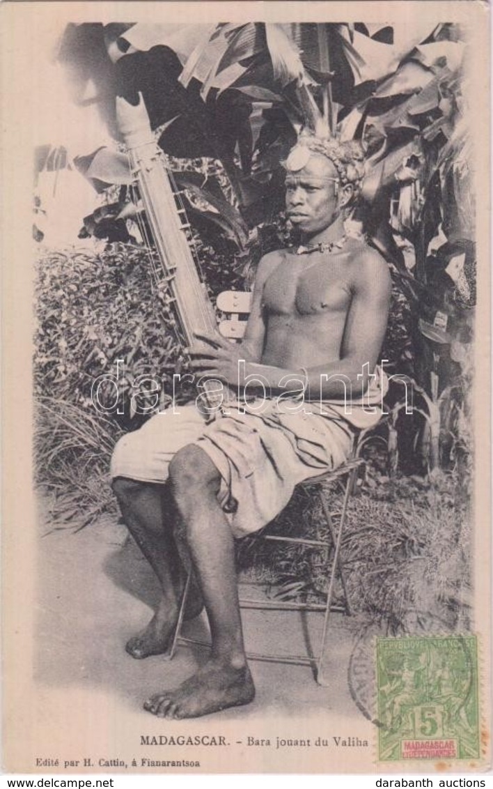 T2 1909 Bara Jouant Du Valiha / Bara Man With Valiha, Madagascar Folklore. TCV Card - Sin Clasificación