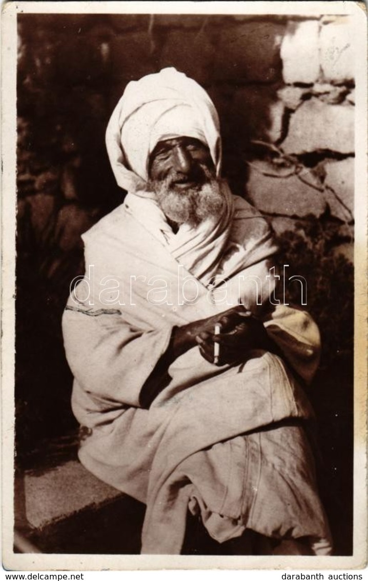 * T3 Un Chibani Prenant Le Soleil / Old Maghrebi Man Smoking A Cigarette, Folklore (gluemark) - Unclassified