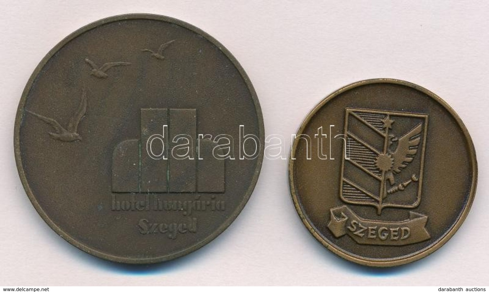 ~1970-1980. 'Hotel Hungária Szeged' Br Emlékérem (42,5mm) Sérült Tokban + DN 'Szeged' Br Emlékérem (32mm) T:1 - Unclassified