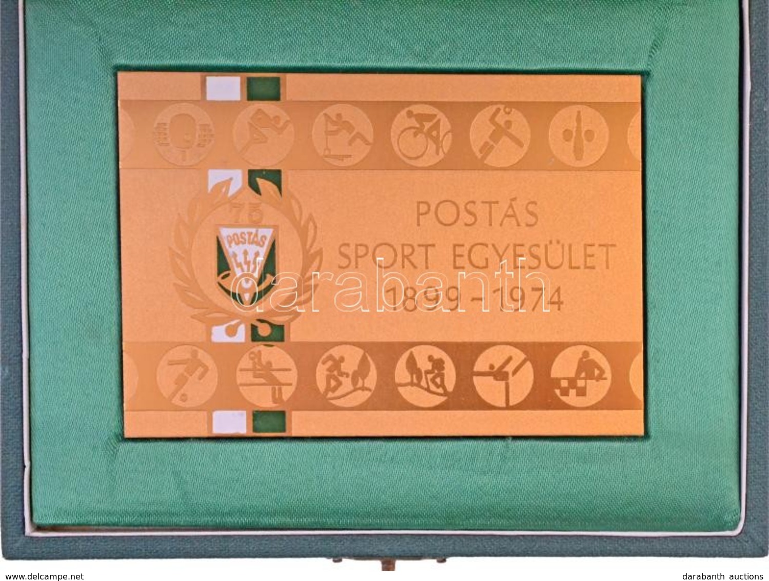 DN 'Postás Sport Egyesület 1899-1974' Aranyozott Fém(?) Plakett (99x67mm) + 'Postás 75 év' Zománcozott Jelvény (16x15mm) - Zonder Classificatie