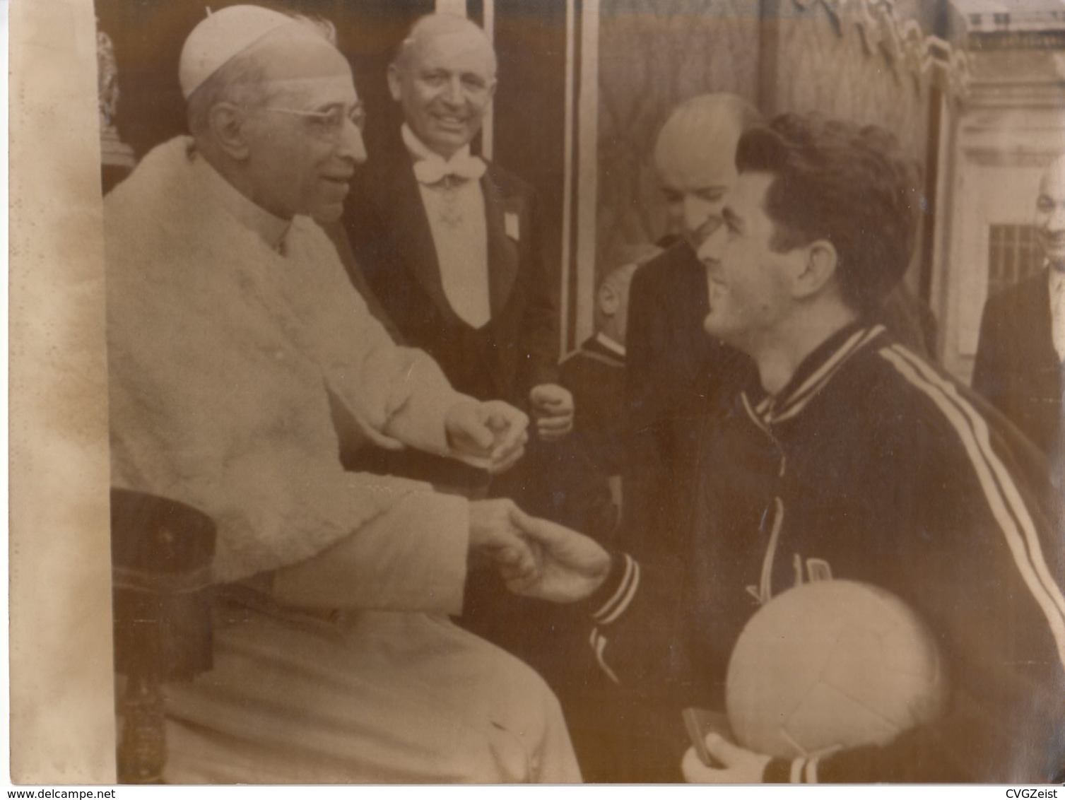 Pope E. Pius XII Meets Antonio Costanzo, Captain Of St. John's College Basketball Team Of Rome 1955 - Berühmtheiten