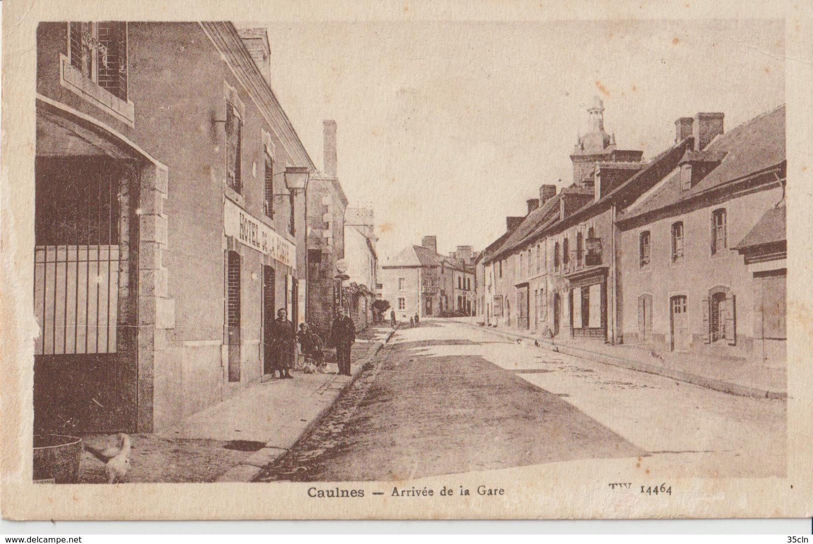 CAULNES - Arrivée De La Gare - Hôtel De La Poste à Gauche. Personnel Devant L'Hôtel. Carte Non Courante. - Autres & Non Classés