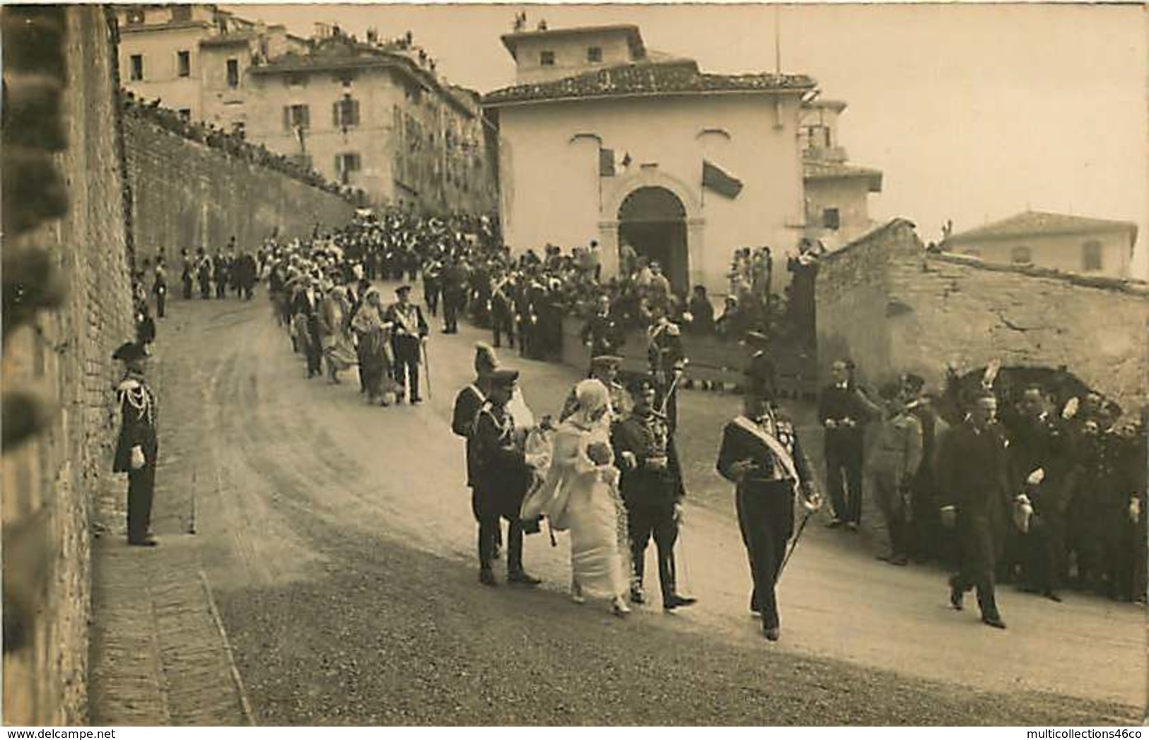 130919D - FAMILLE ROYALE DE BULGARIE - 1930 Assise Mariage Des Souverains Bulgares Cortège Royal Dans Les Rues - Personas Identificadas