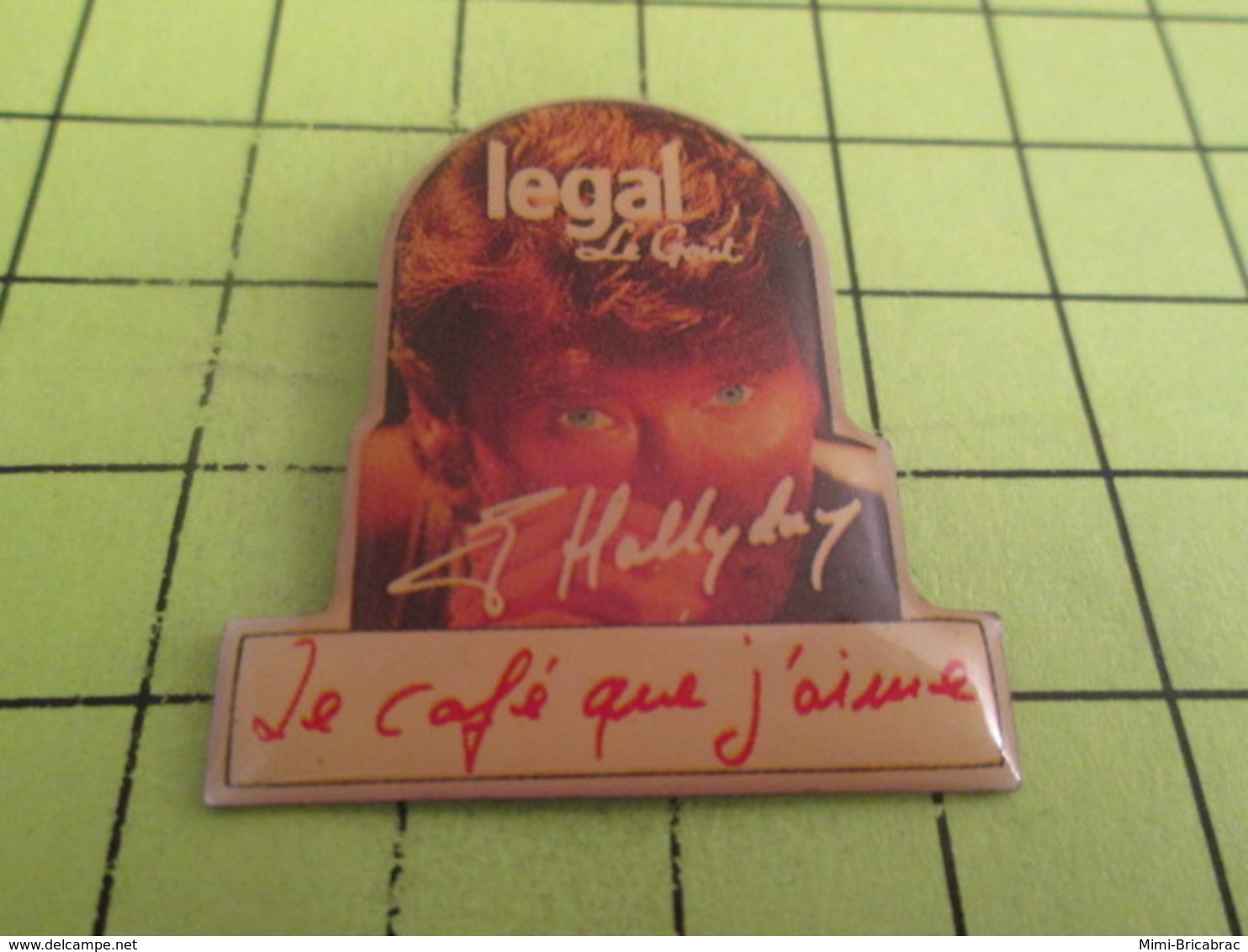 113d PINS PIN'S / Beau Et Rare : Thème MUSIQUE / JOHNNY HALLYDAY LEGAL LE GOUT AH QUE C'EST LE CAFE QUE J'AIME - Musique