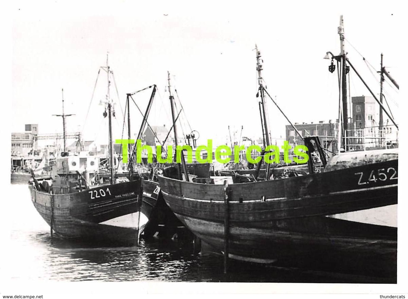 ANCIENNE PHOTO VINTAGE SNAPSHOT FOTO 10,5 CM X 7 CM  ZEEBRUGGE VISSERSBOTEN BATEAUX DE PECHE - Lieux