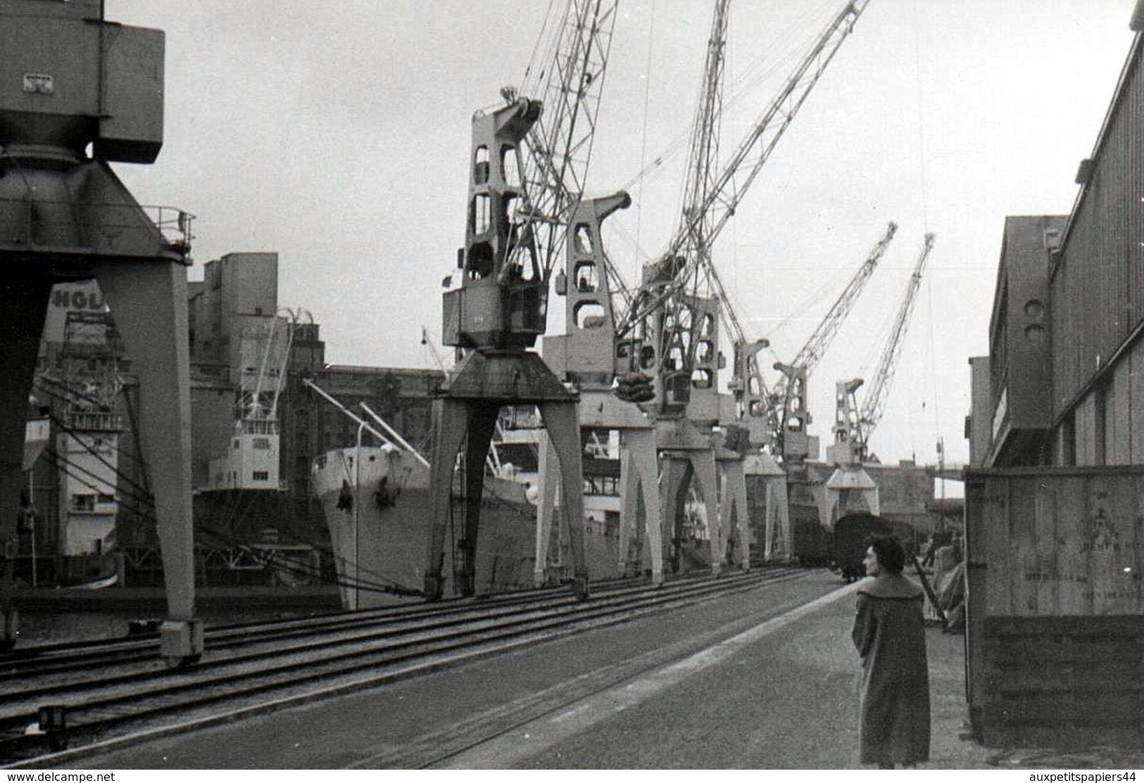 2 Photos Originales Femme Seule Perdue Au Pied Des Grues Du Port De Hambourg Vers 1960 & Paquebot En Cale Sèche - Barcos