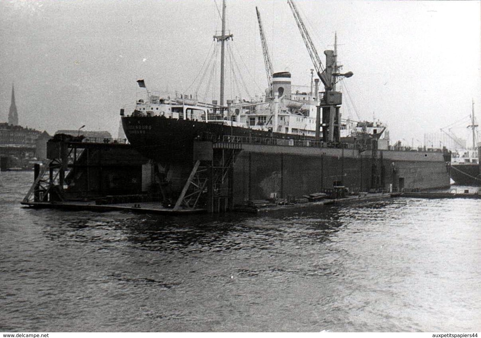 2 Photos Originales Femme Seule Perdue Au Pied Des Grues Du Port De Hambourg Vers 1960 & Paquebot En Cale Sèche - Barcos