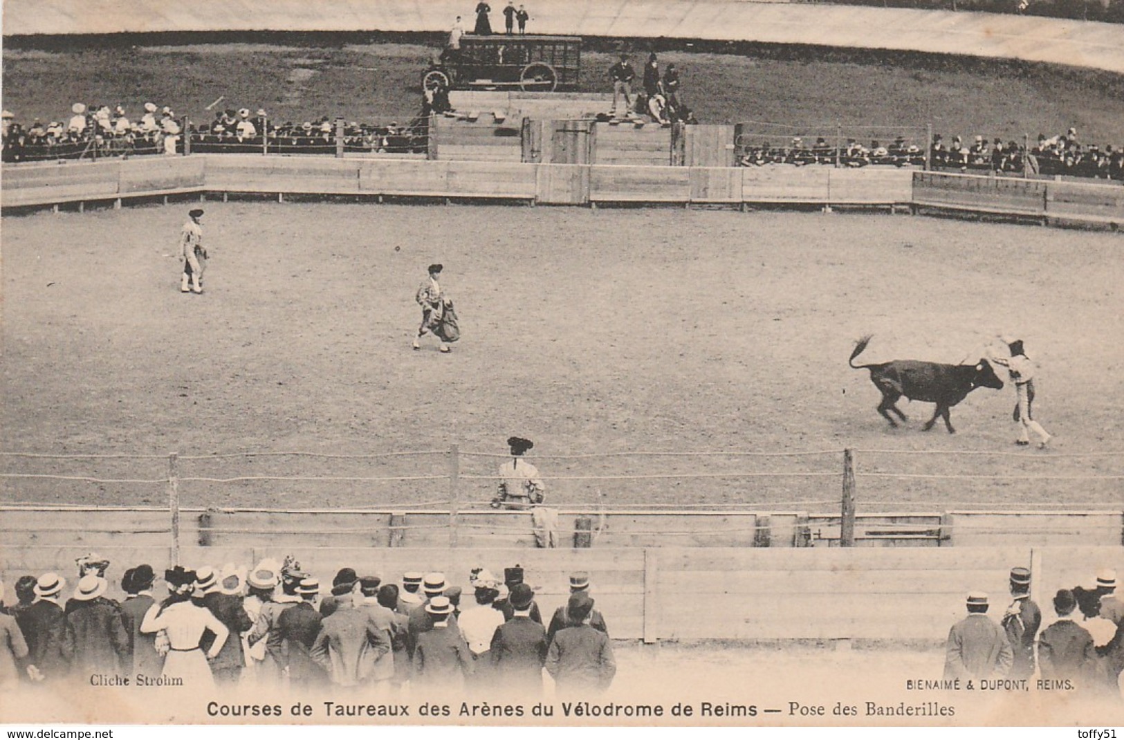 CPA:COURSES DE TAUREAUX DES ARÈNES VÉLODROME DE REIMS  (51) POSE DES BANDERILLES - Reims