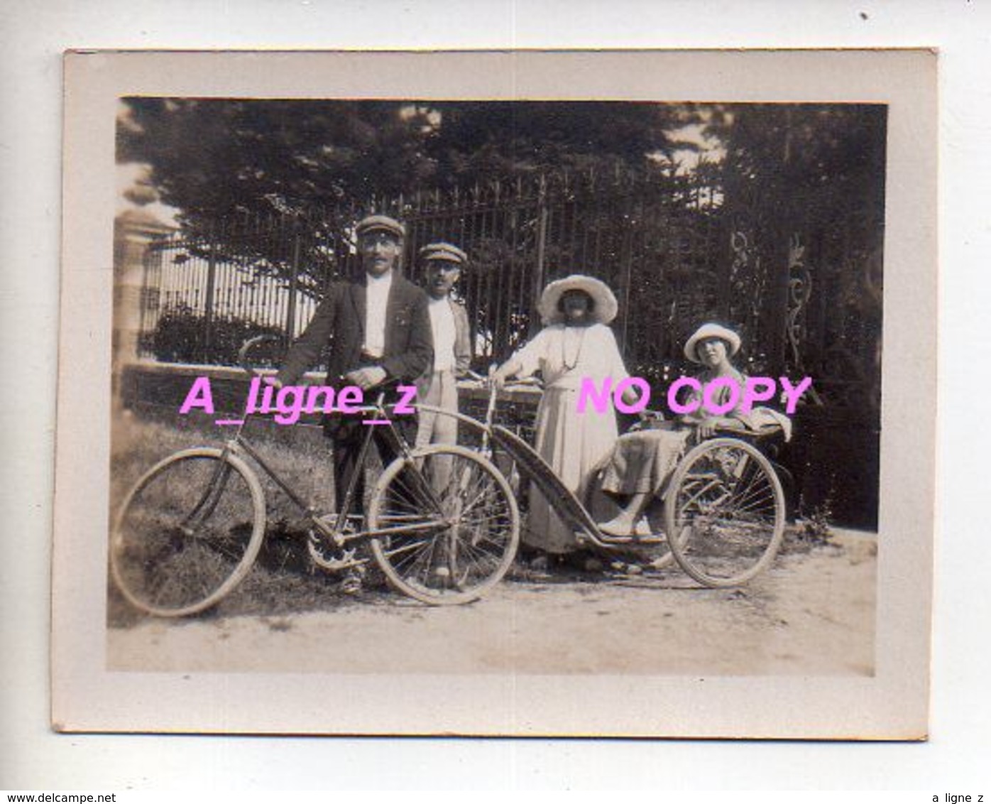 REF ALB : Photo Originale 8,5 X 6,5 Cm Cyclisme Famille à Vélo Tricycle - Cyclisme