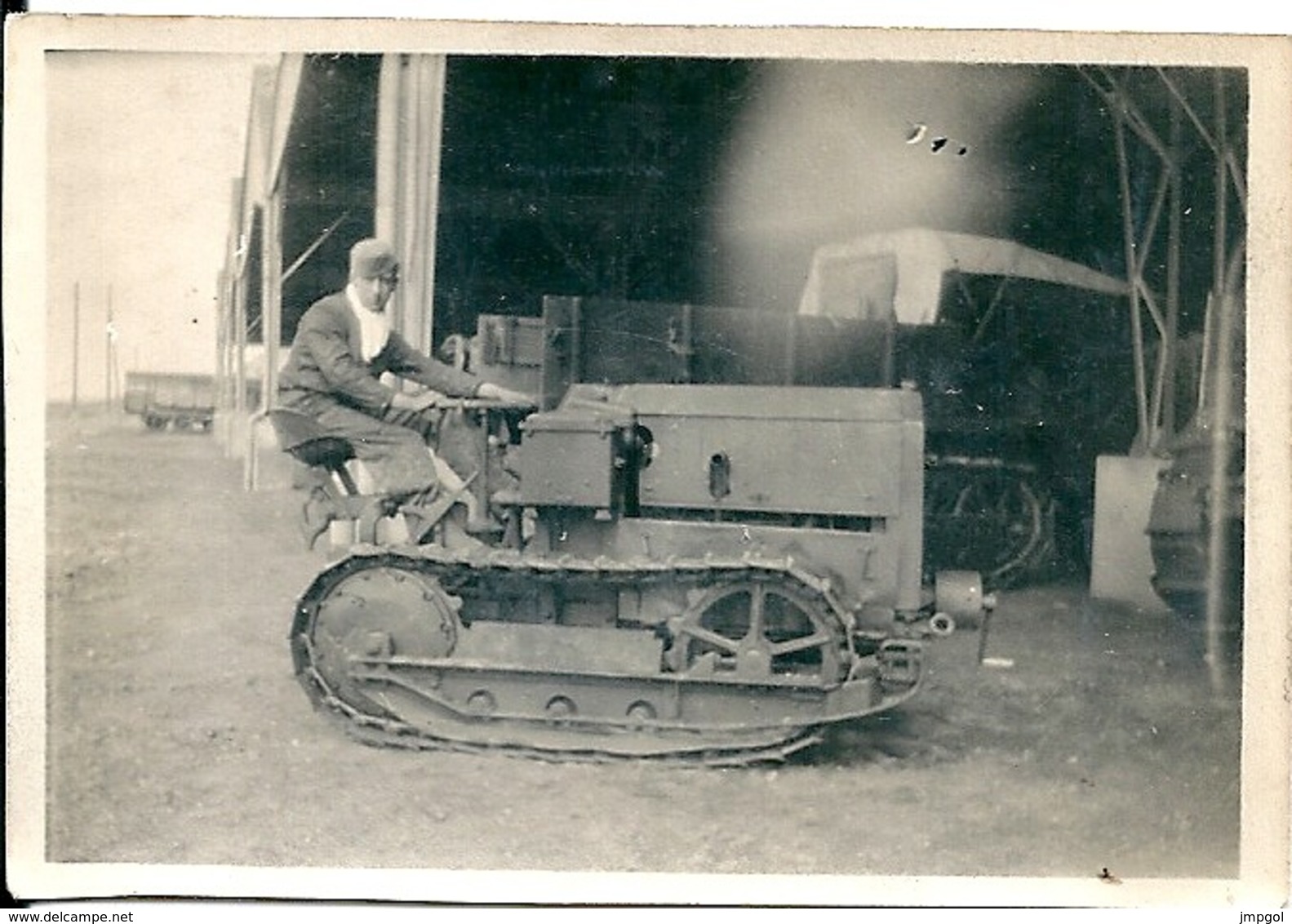 Photo Chenillard HOTCHKISS, Pour Déplacer Les Pièces D'artillerie, Arrière Plan Tracteur Lourd Schneider CD - Cars