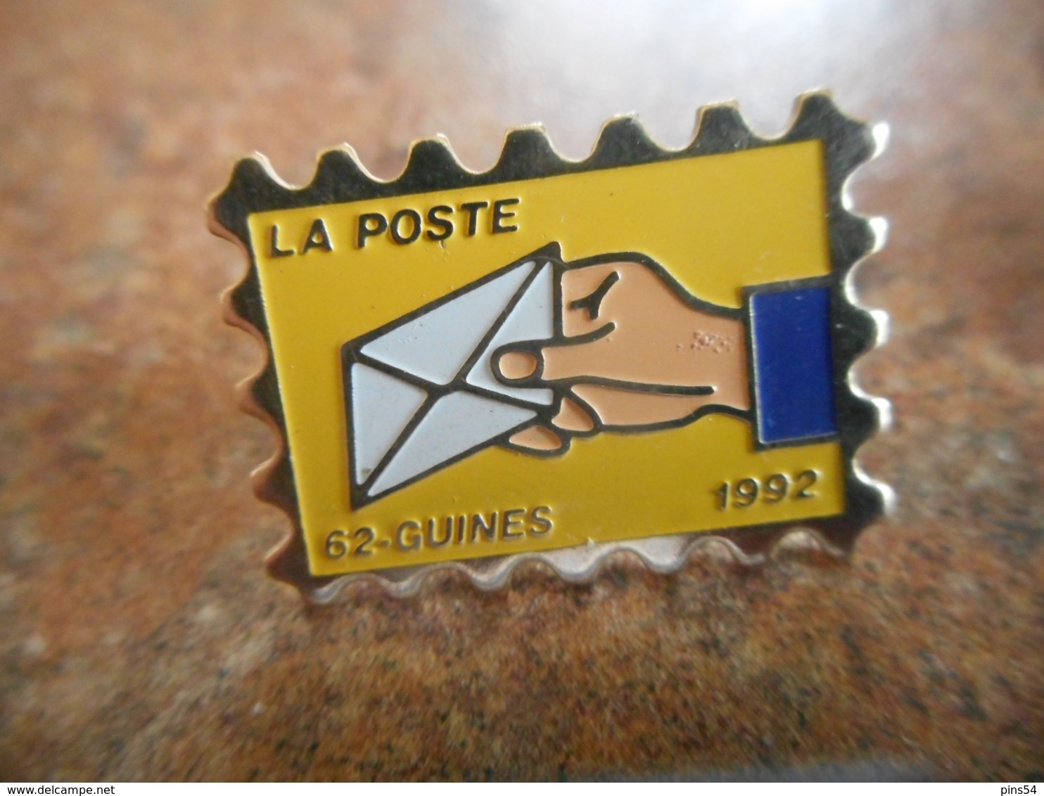 A040 -- Pin's Poste 62 Guines - Correo