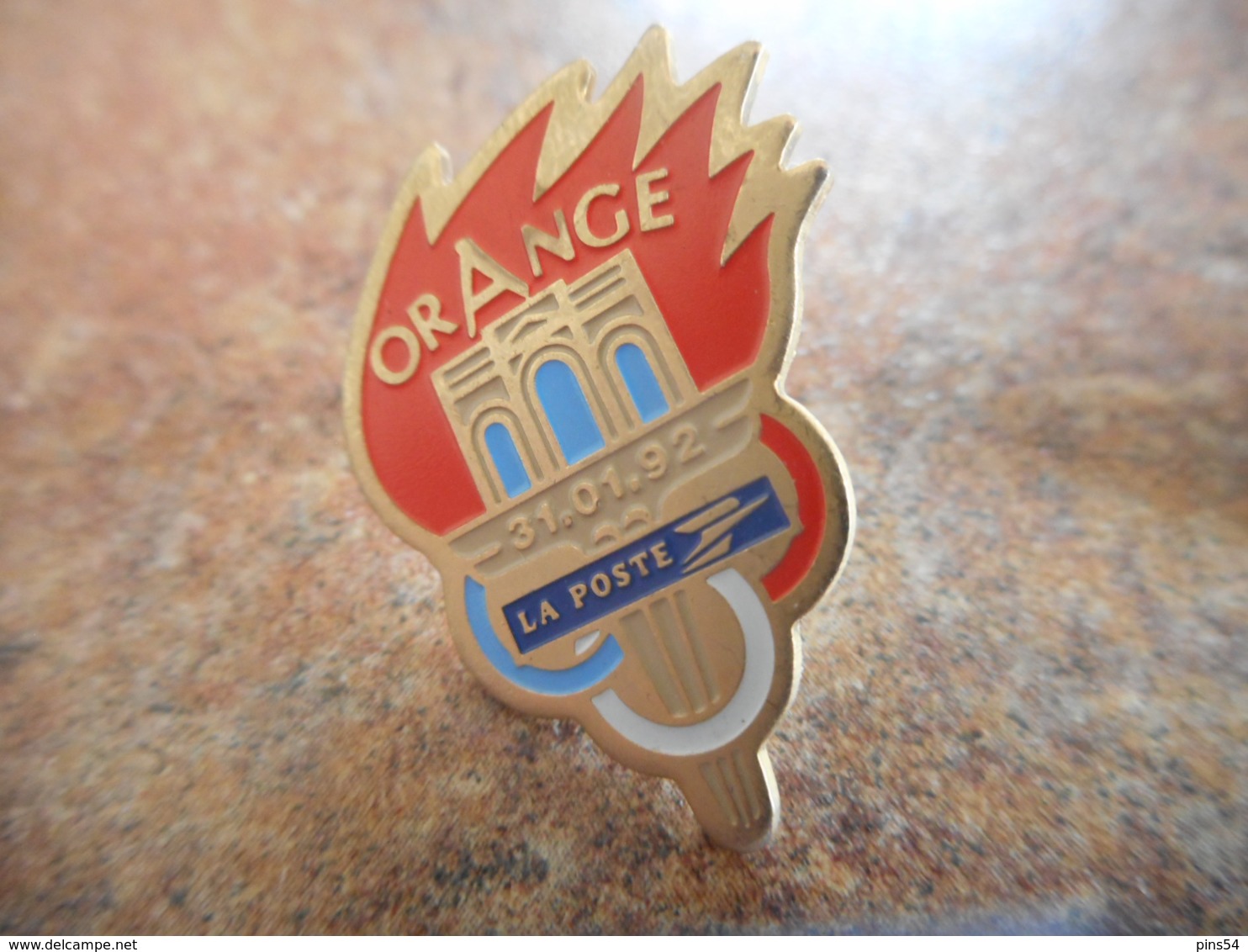 A040 -- Pin's Poste Flamme Olympique Orange 1992 - Postes