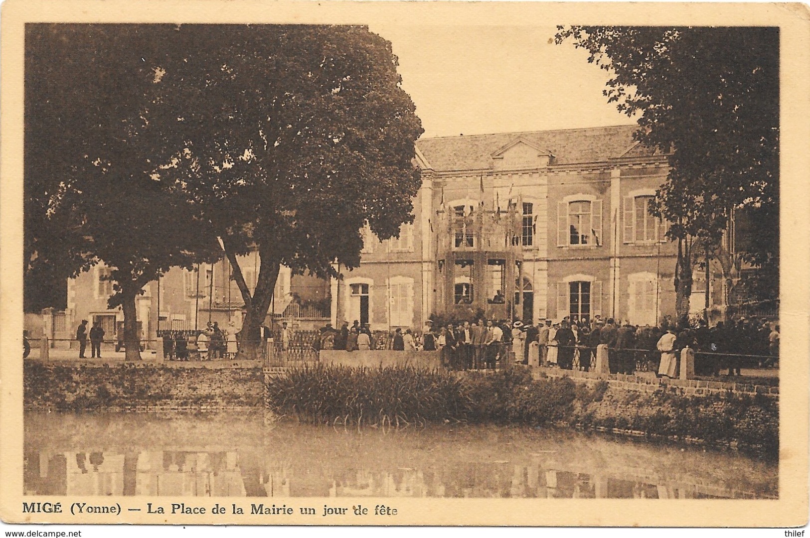 Migé NA3: La Place De La Mairie Un Jour De Fête - Autres & Non Classés