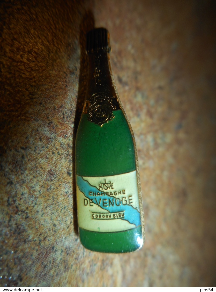 A041 -- Pin's Alcool Champagne De Venoge Cordon Bleu -- Exclusif Sur Delcampe - Boissons