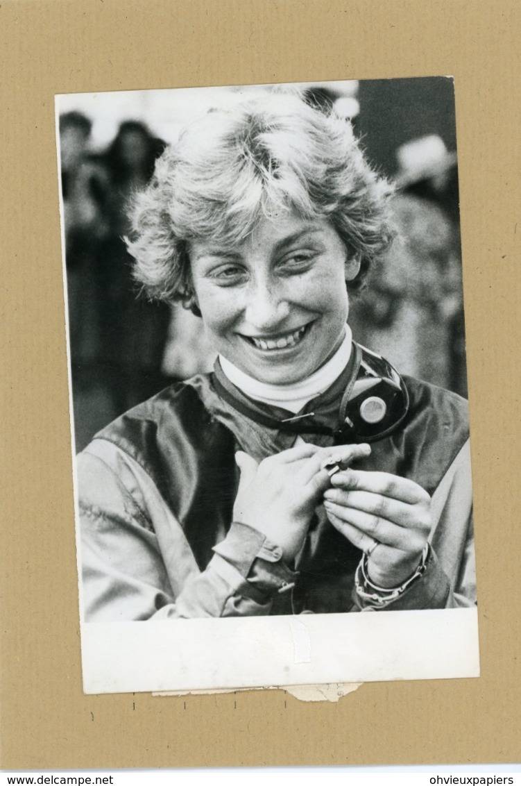 HIPPISME -  FRANCE VITTADINI  Remporte La Bague De Diamant  Réservée Aux Jockeys Femmes  1975 - Sporten