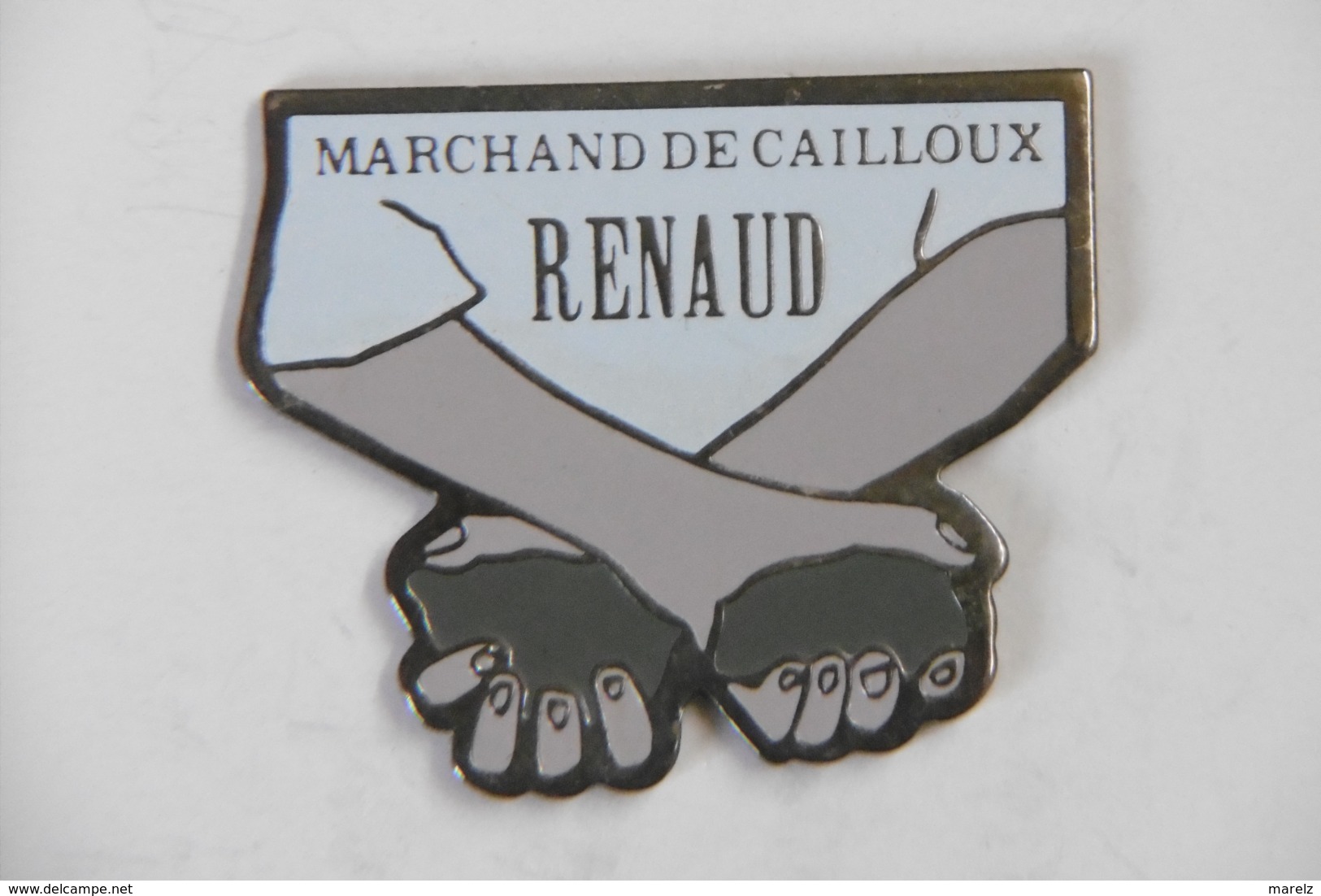 Pin's - RENAUD Chanteur Album : "Marchand De Cailloux" - Personnes Célèbres