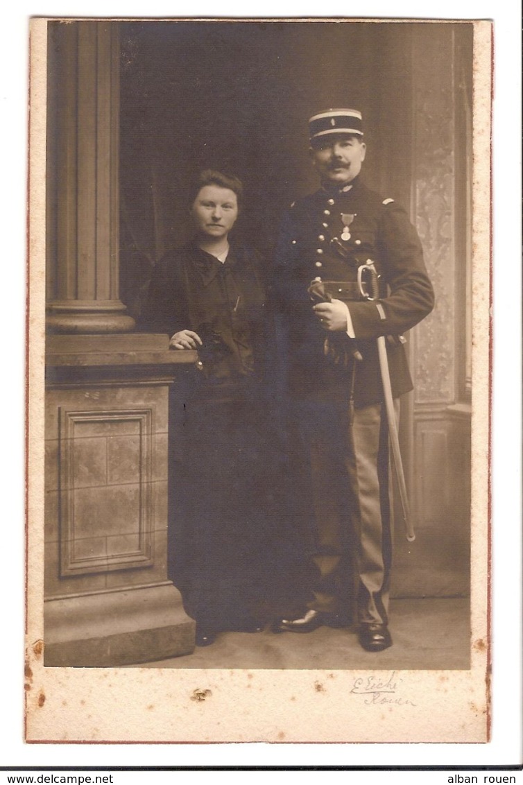 AN 124 - PHOTO - E. EICHE à Rouen - Un GENDARME Et Sa Femme (Gendarme Harnoux ?) - Guerra, Militari