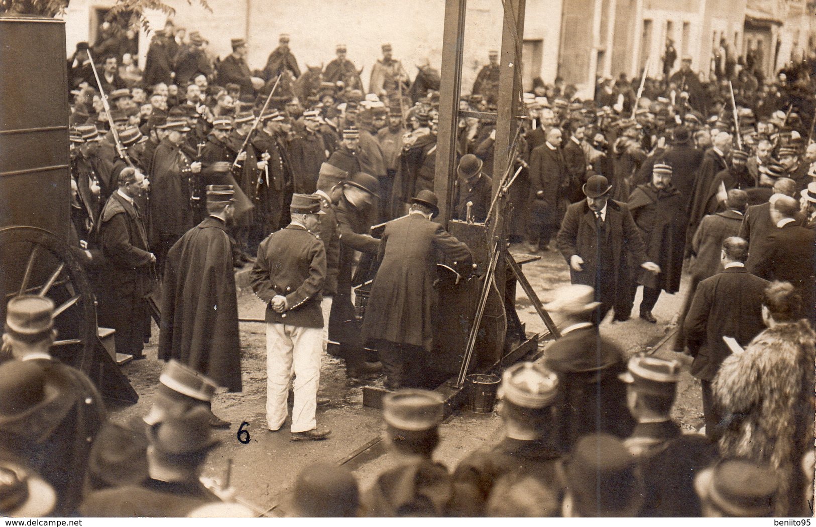 CARTE-PHOTO De VALENCE - Exécution Par Guillotine Des Chauffeurs De La DRÔME En 1909. - Valence