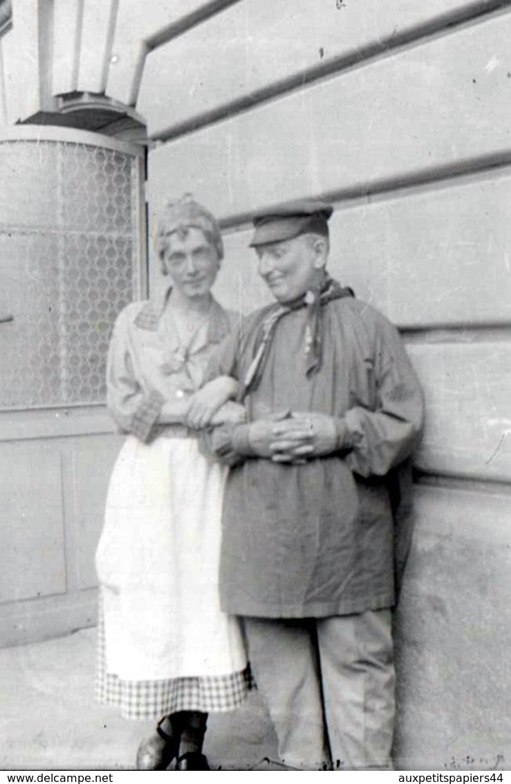 Lot De 2 Plaques De Verre Négatifs Originaux Couple En Costume De Scène Au Théâtre D'Evreux En 1930 - Plaques De Verre