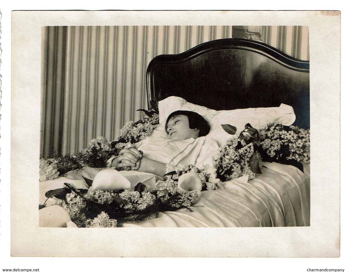 Photo Mortuaire Ancienne 12 Cm X 9 Cm - Jeune Fille - Défunt Sur Son Lit De Mort - Photo Post Mortem - Voir Scan - Non Classés