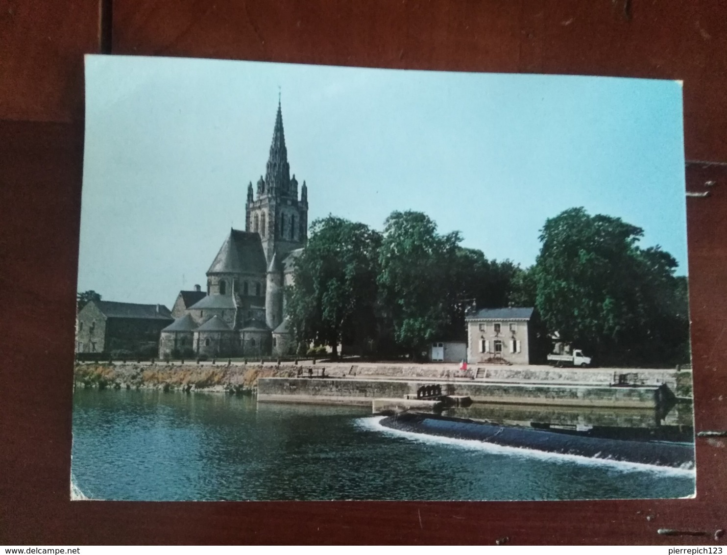 53 - Laval - Notre Dame D'Avenières (XIIe Siècle) Et Le Barrage Sur La Mayenne - Laval