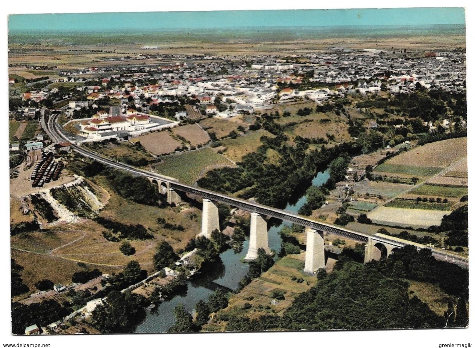 Cpsm 79 Thouars Vue Aérienne - Le Viaduc Surplombant Le Thouet - Au Second Plan, Les Abattoirs Municipaux - Thouars