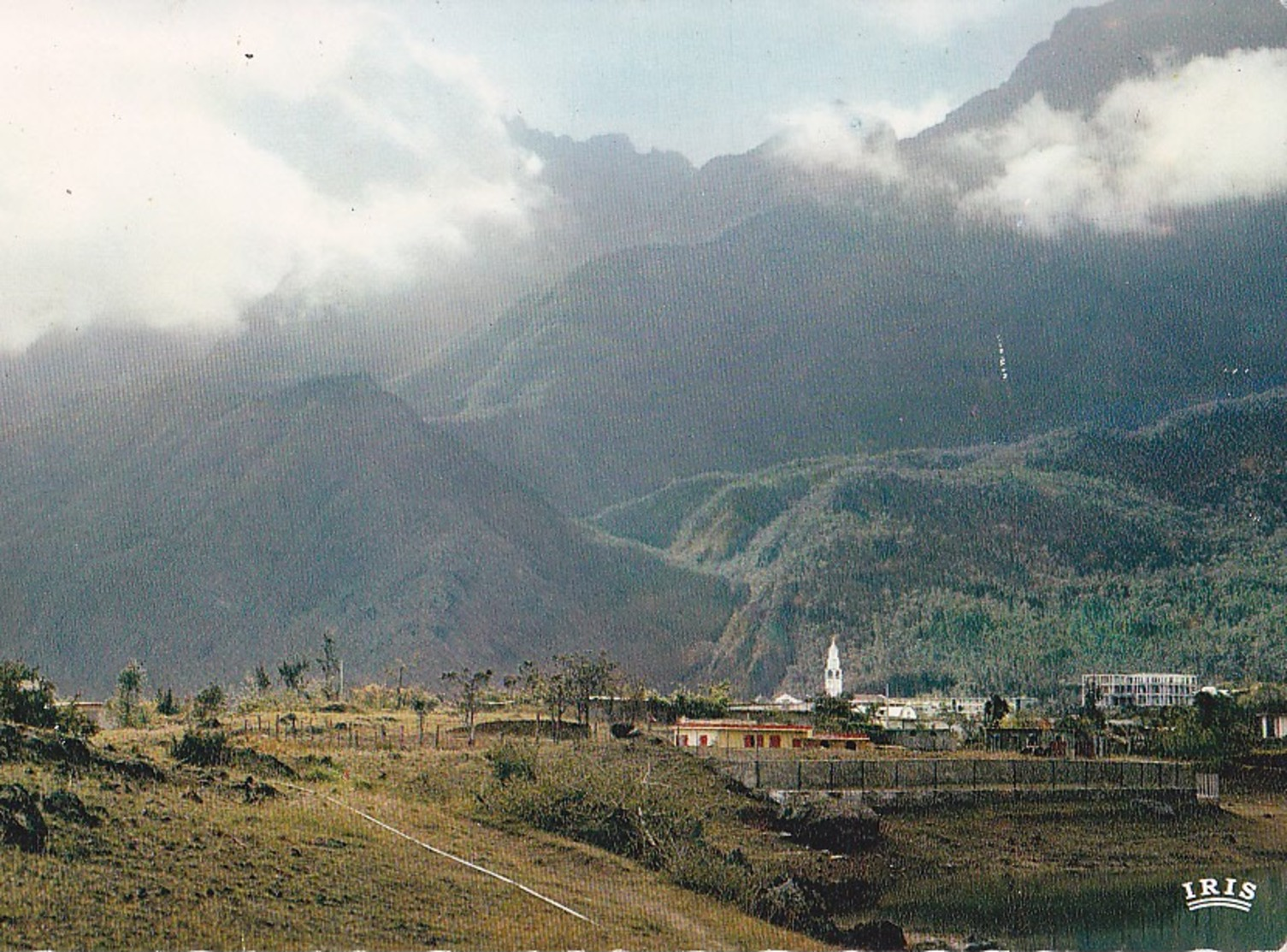 Ile De La Réunion  CILAOS  L'Eglise Et L' Hôtel (au Fond Le Col Du Taïbit)  - Dentelée - - Autres & Non Classés