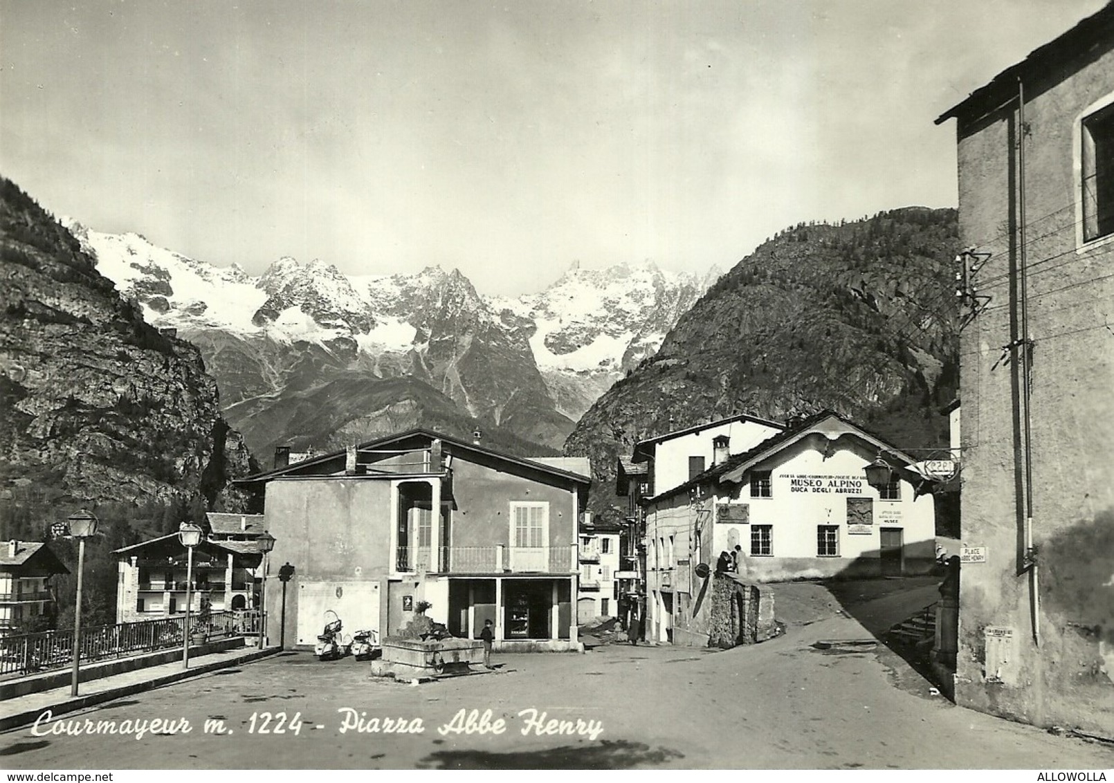 5252 " COURMAYEUR M. 1224 - PIAZZA ABBE HENRY"ANIMATA-VESPE PIAGGIO-MUSEO ALPINO-CART. POST. OR.NON SPED. - Altri & Non Classificati