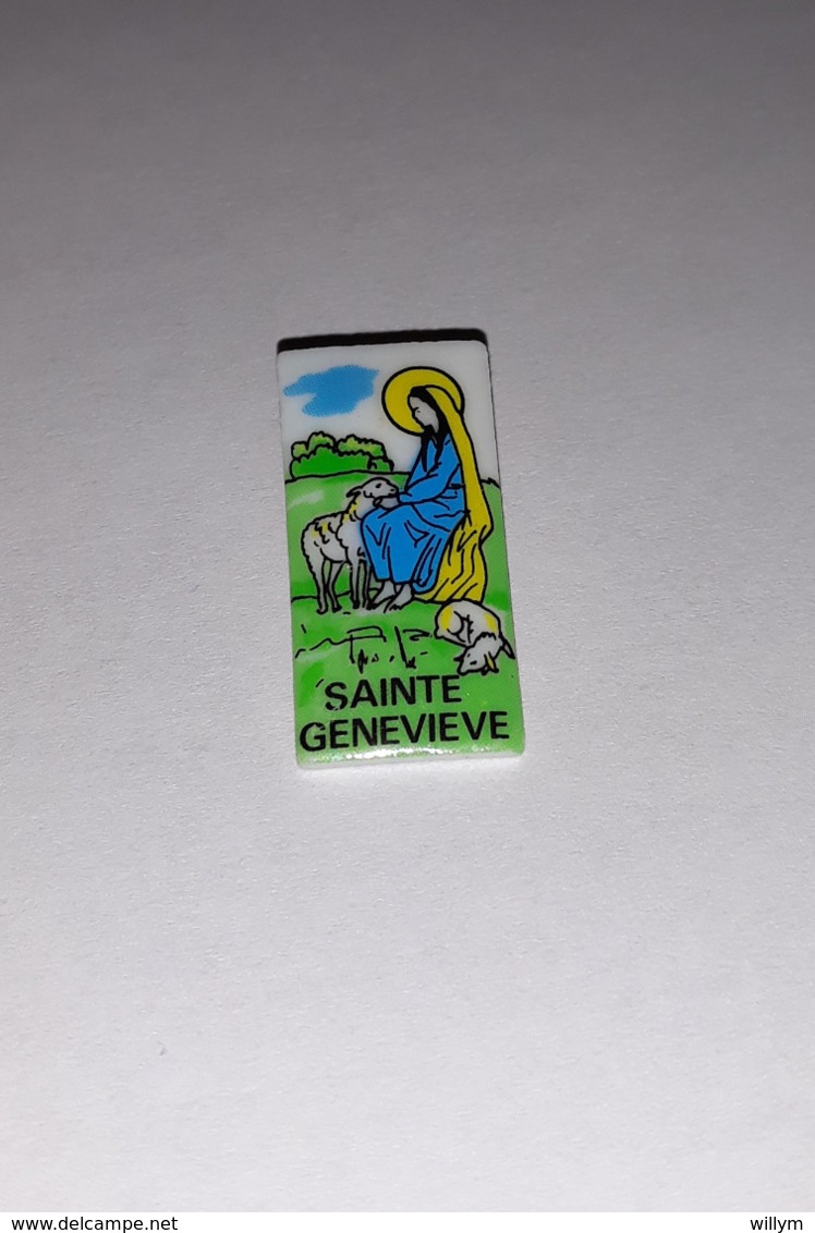 Pin's Police - Gendarmerie / Sainte Geneviève (en Porcelaine Signé Thosca Limoges) - Police