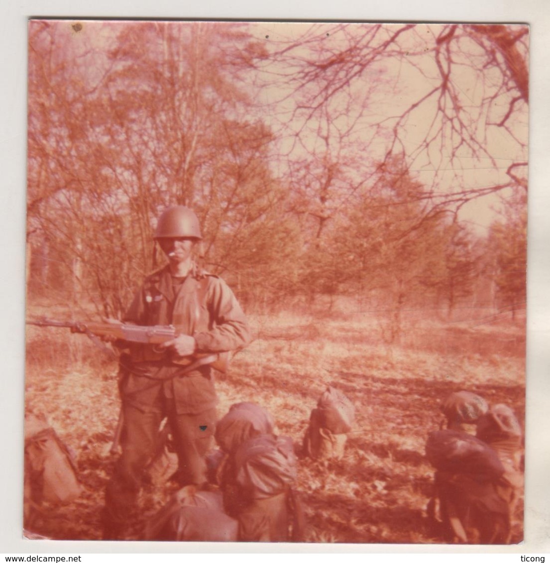 MILITARIA - PHOTOGRAPHIE POLAROID D UN SOLDAT, MILITAIRE, FUSIL, CIGARETTE - VOIR LE SCANNER - Documents