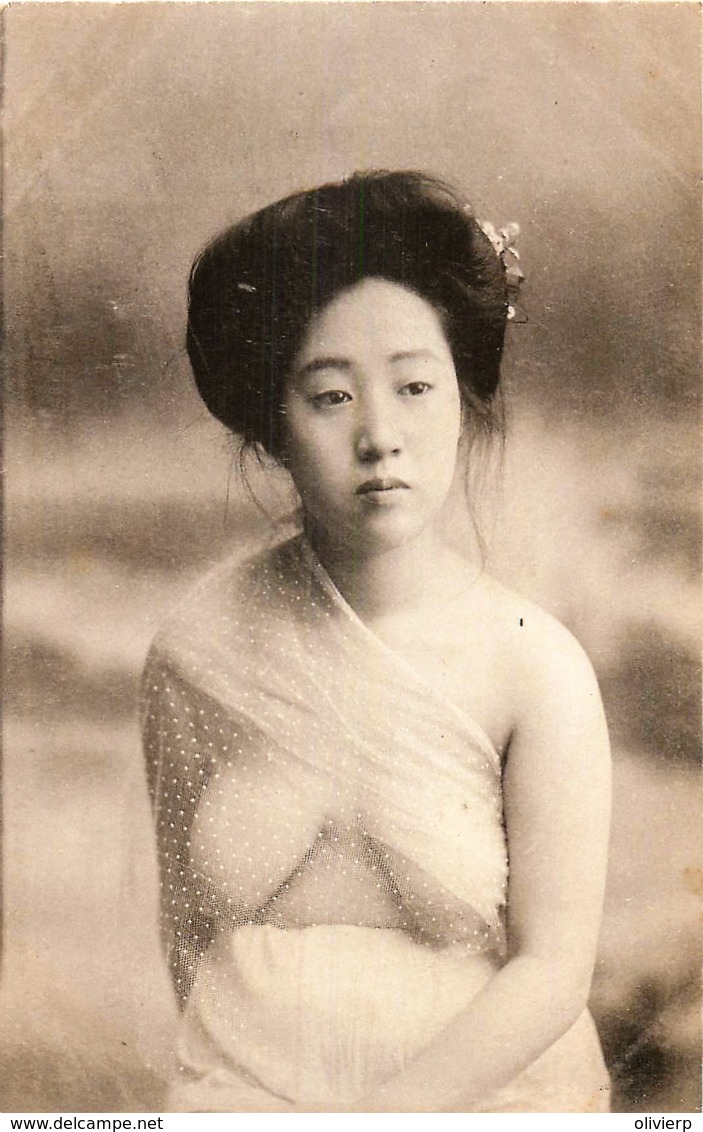 Japan - Une Jeune Geisha Prete Pour Le Bain - Andere & Zonder Classificatie