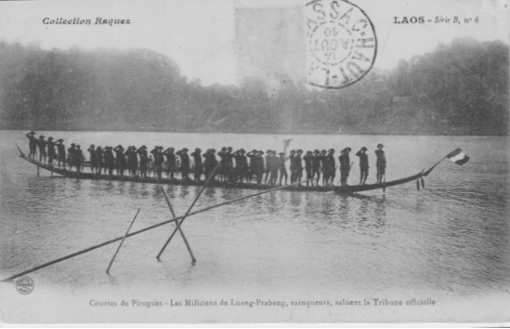 LAOS  -  COURSE  DE  PIROGUES  -  LES  MILICIENS  DE  LUANG - PRABANG  VAINQUEURS  SALUENT  LA  TRIBUNE  OFFICIELLE - Laos