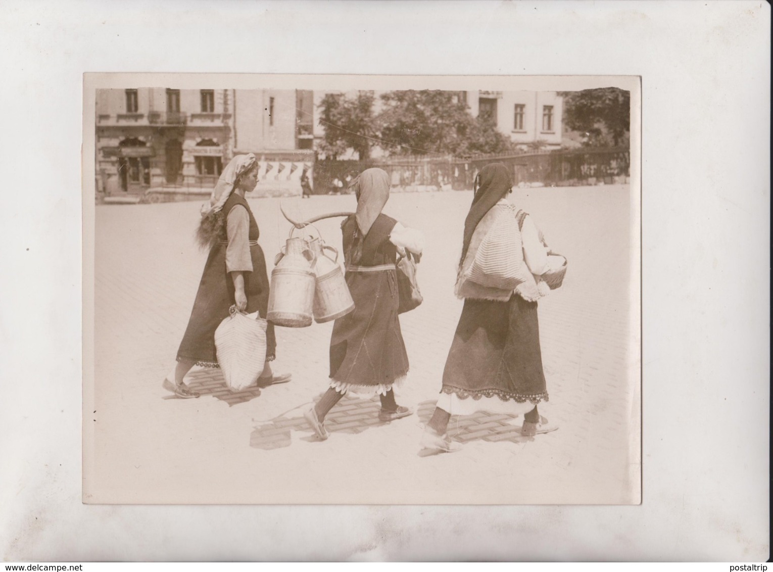 PEASANT LIFE OF BULGARIA BULGARIAN WOMAN SOFIA MARKET DAY BAGS MILK CHURNS   21*16CM Fonds Victor FORBIN 1864-1947 - Lugares