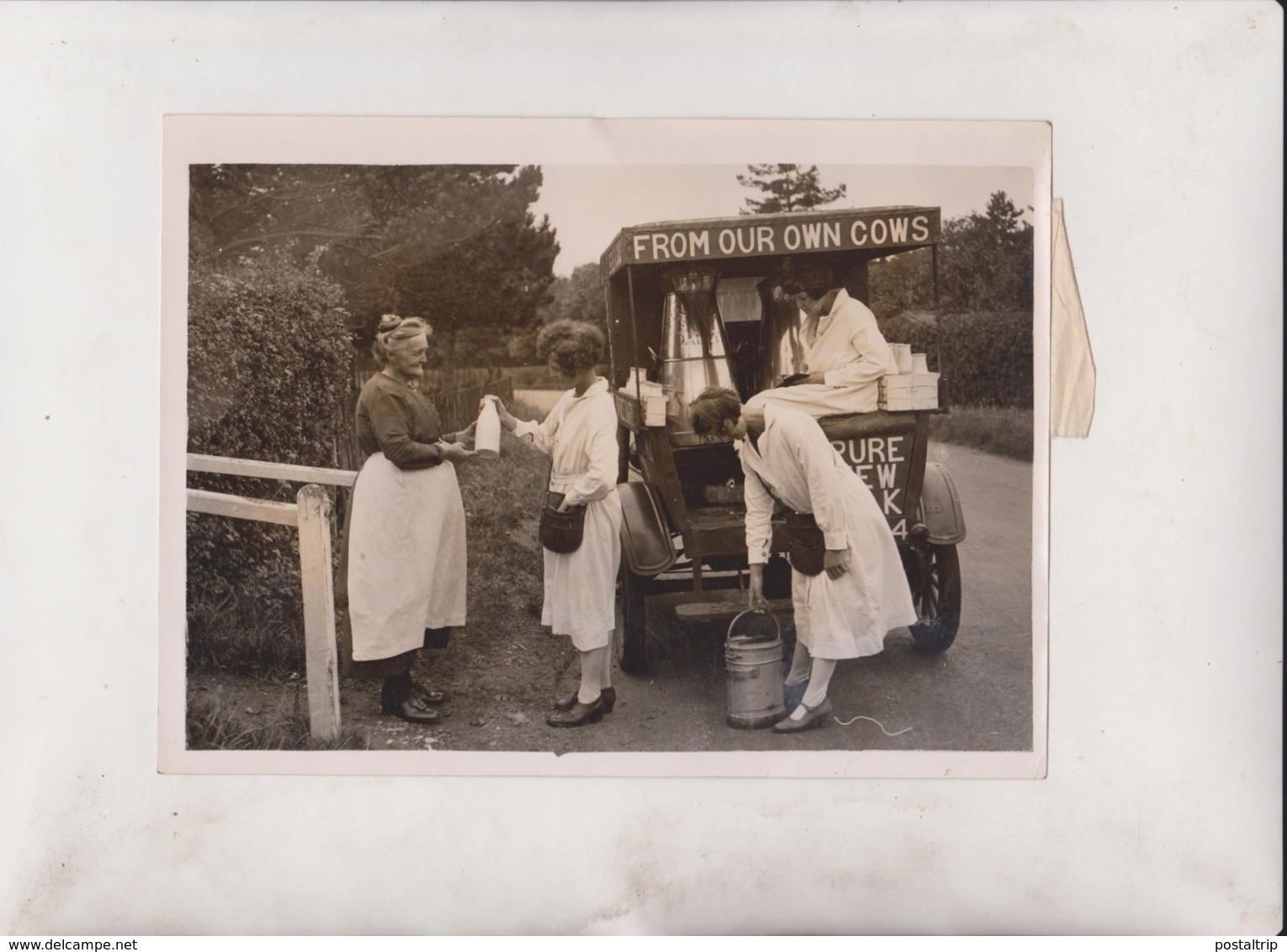 MILKMEN /WOMAN SISTERS RUN OWN FARM  HERNE BAY MILK MOTOR VAN  20*15CM Fonds Victor FORBIN 1864-1947 - Profesiones