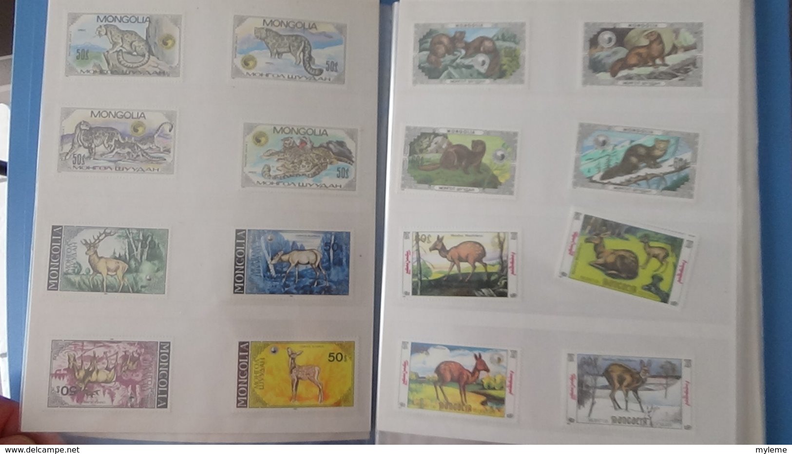 Petite collection de MONGOLIE en timbres et blocs ** dans 3 carnets . A saisir !!!