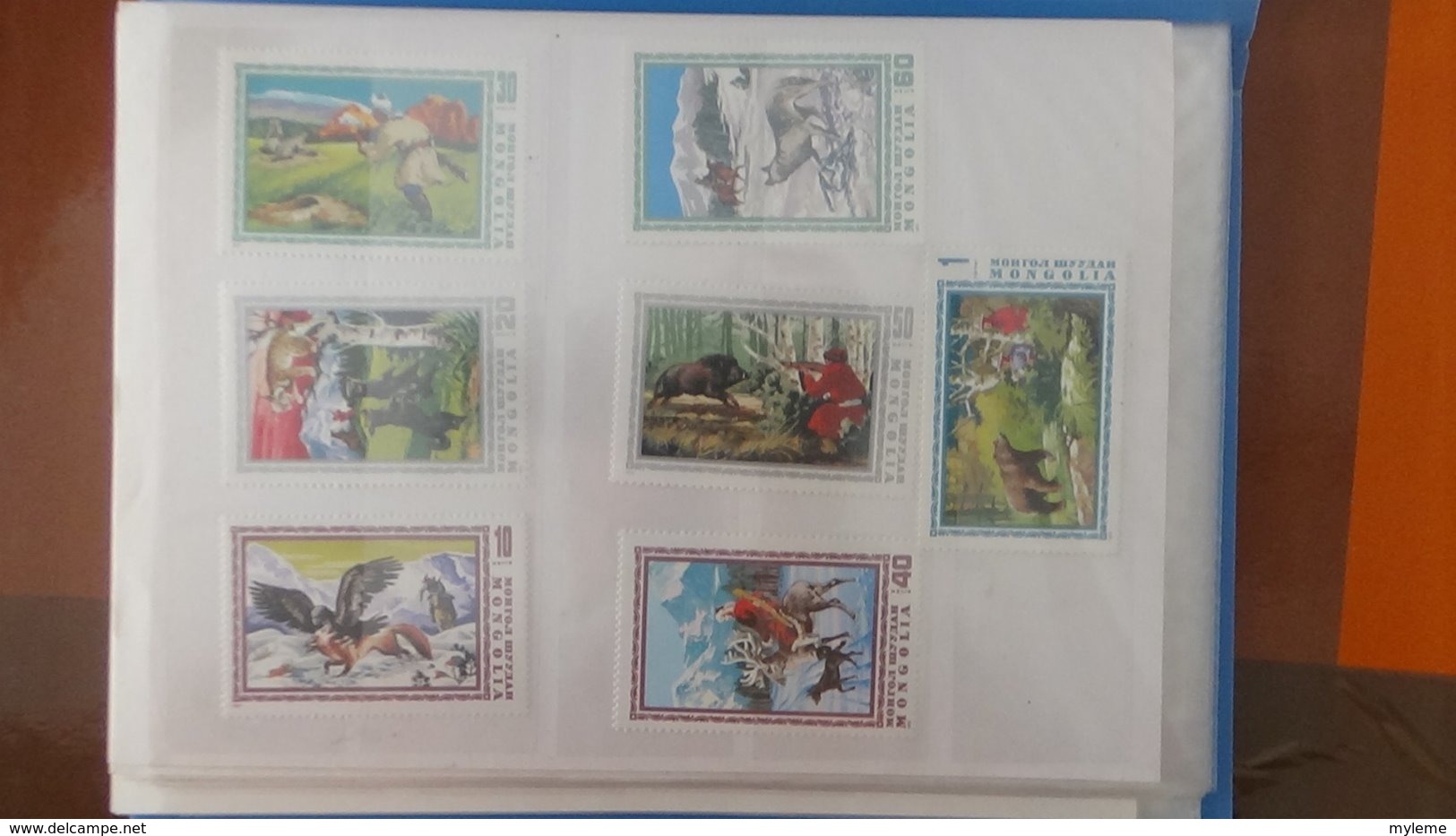 Petite collection de MONGOLIE en timbres et blocs ** dans 3 carnets . A saisir !!!