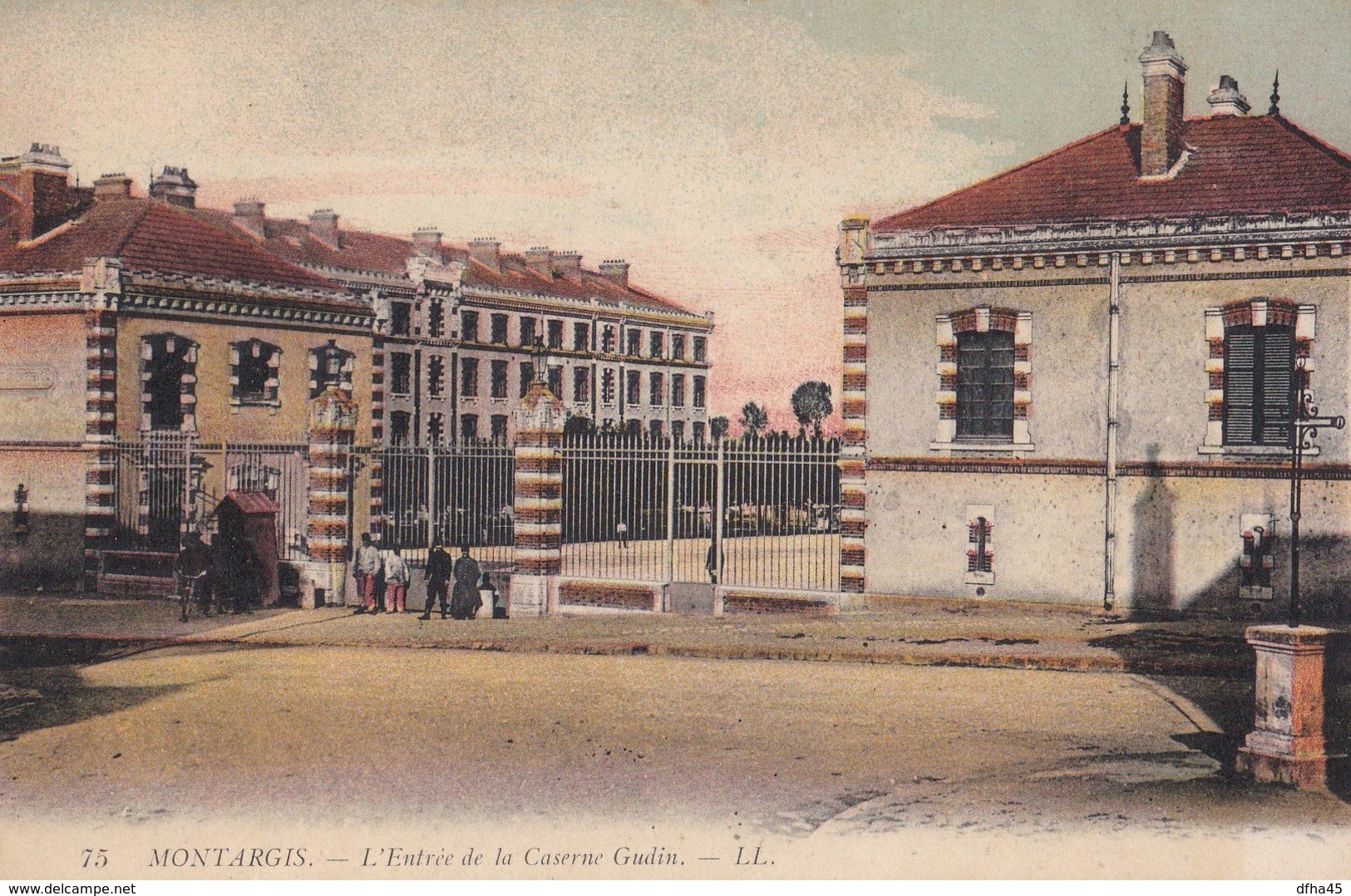 Montargis : L'Entrée De La Caserne Gudin - Montargis