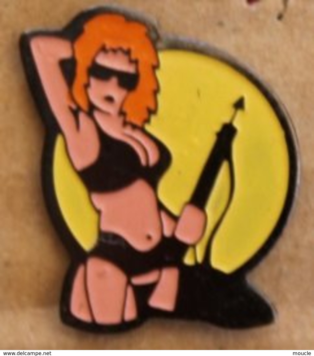 PIN-UP ROUSSE AVEC UN HARPON - FOND JAUNE -           (22) - Pin-ups