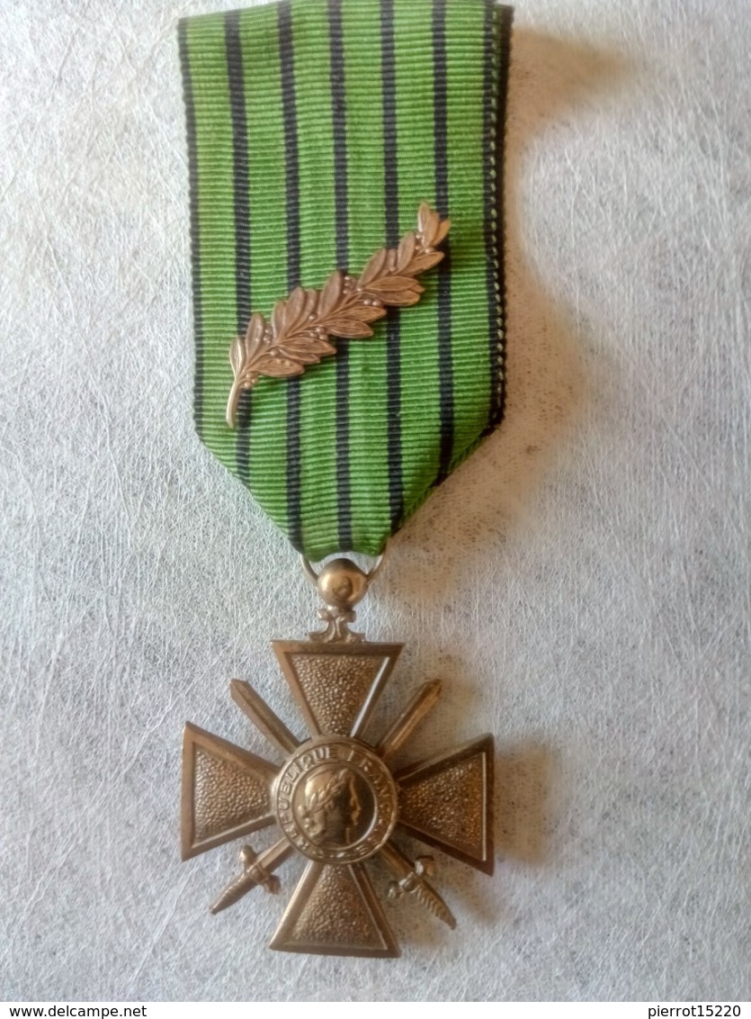 Médaille Française Croix De Guerre 1939-1940 Avec Palme Régime De Vichy - France