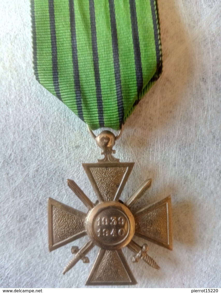 Médaille Française Croix De Guerre 1939-1940 Avec Palme Régime De Vichy - France