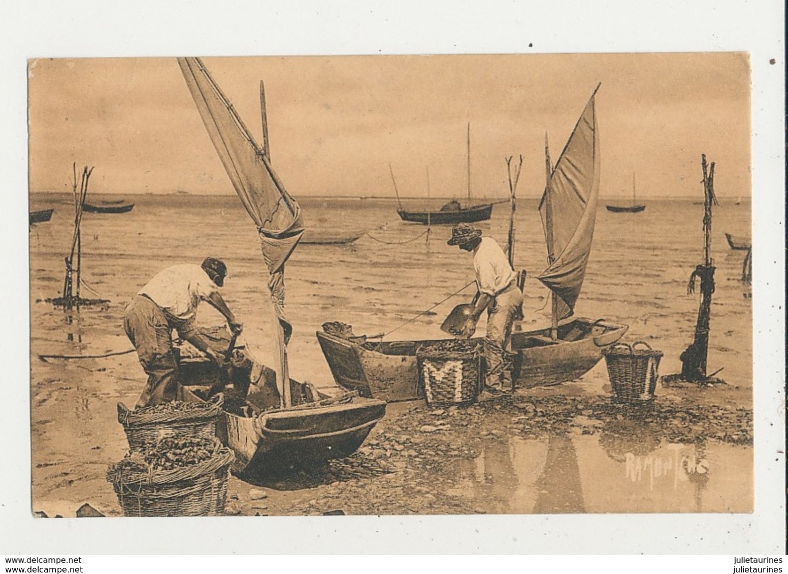 LES PECHEURS DE MOULES ARRIVANT DES BOUCHOTS DECHARGENT LES ACONS CPA BON ETAT - La Rochelle