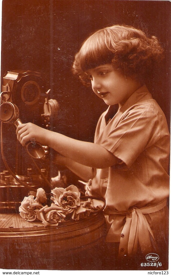" A Pretty Little Girl" Nice Vintage German Postcard - Retratos